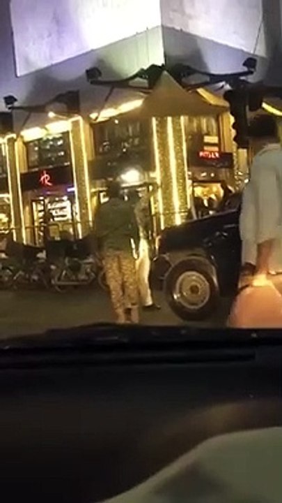 سکیورٹی اہلکاروں کی گاڑی روکنے والے ٹریفک سارجنٹ کو کس چیز سے نواز دیا گیا