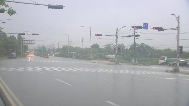[날씨] 중부 밤사이 100mm 호우...남부 장마 '끝' / YTN