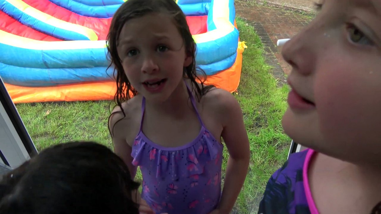 Sophia Isabella e Alice Brincando no Escorregados Flutuante Gigante