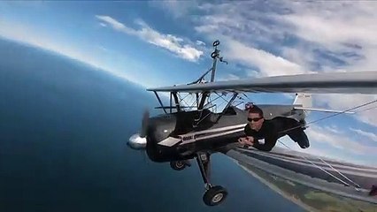 Cet acrobate marche sur l'aile de son avion en plein vol !