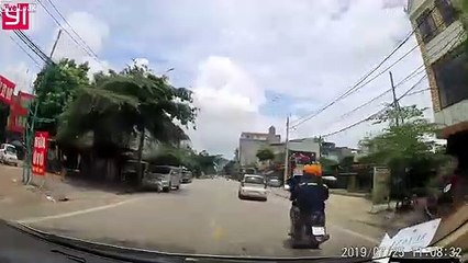 Miracle, la voiture s'arrête juste avant l'enfant qui traverse la route !