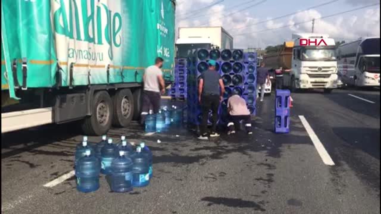 İSTANBUL-HASDAL-KEMERBURGAZ YOLU'NDA TIR'DAN YOLA SAÇILAN DAMACANALAR KAZAYA NEDEN OLDU