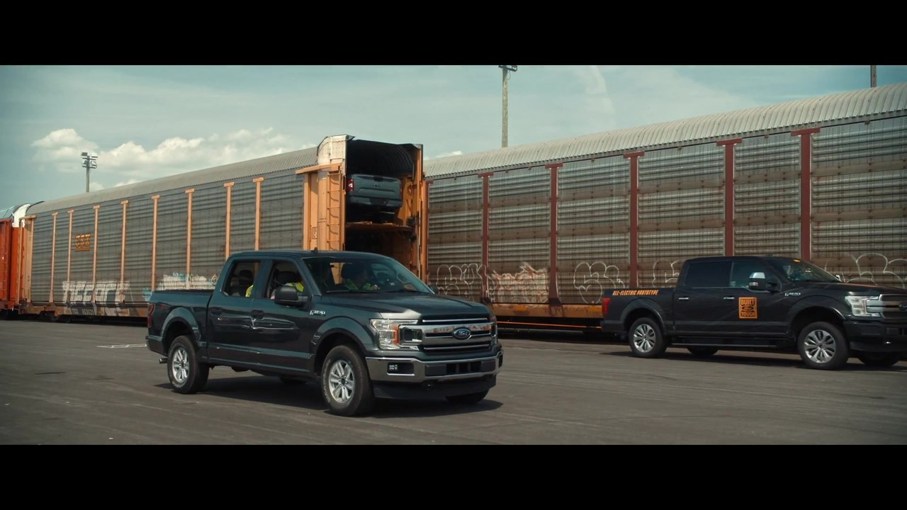 Batterie-elektrischer Ford F-150 zieht 10 Eisenbahn-waggons mit einem Gesamtgewicht von 450 Tonnen