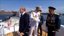 Putin preside un desfile militar en San Petersburgo