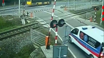 Cet ambulancier prend d'énormes risques en franchissant un passage à niveau fermé