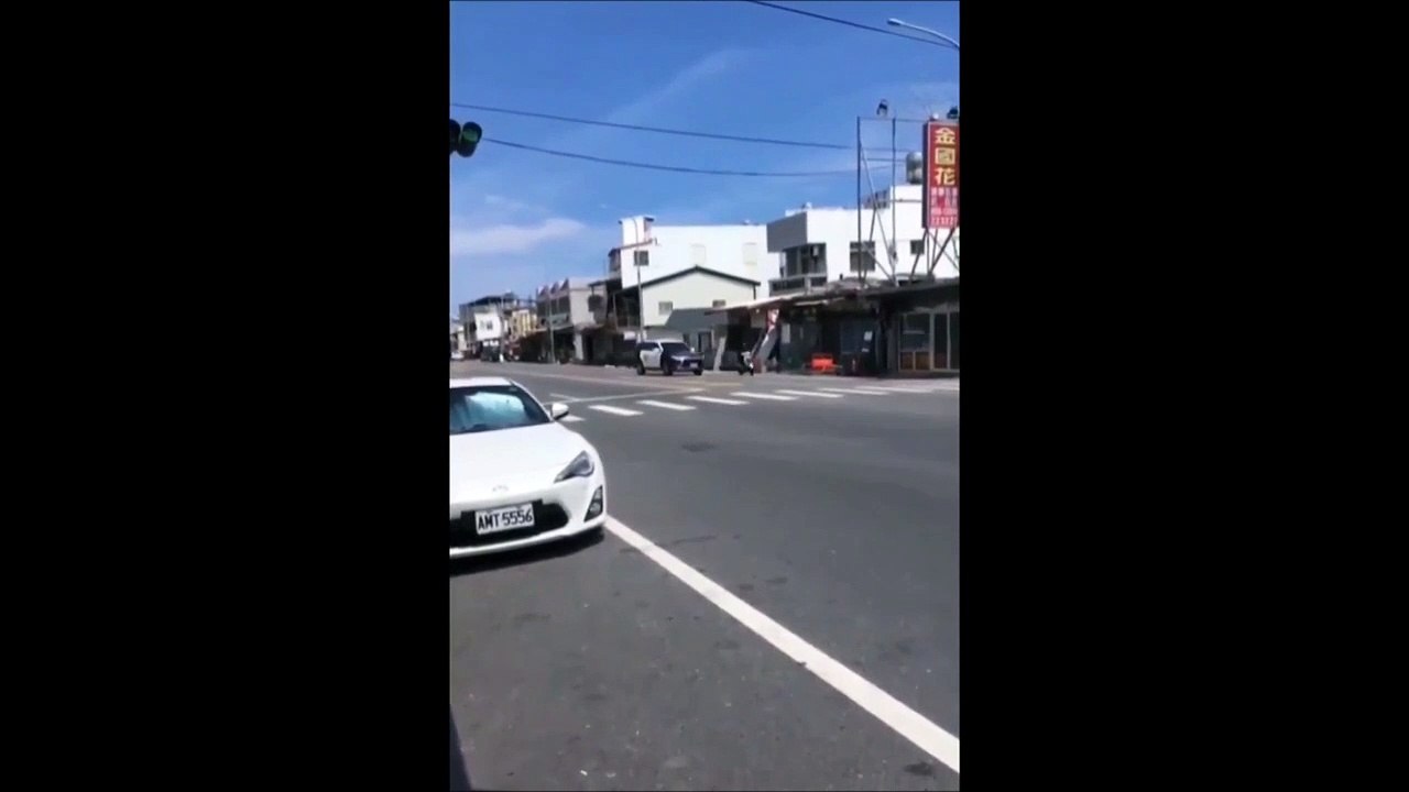 Regardez comment ce motard sème la police... malin