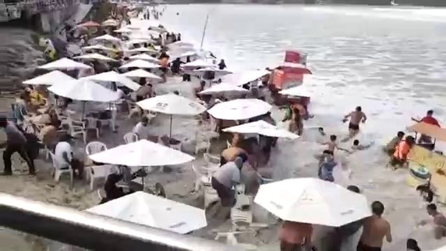 Une vague géante sème la panique sur une plage du brésil
