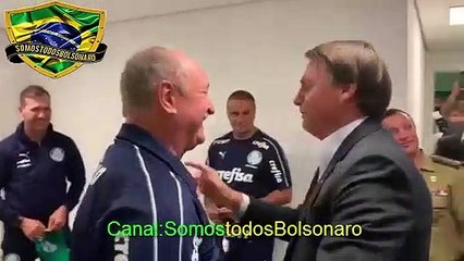 Bolsonaro se encontra com o Penta Campeão Felipão, que recebe um forte abraço do nosso querido Presidente!