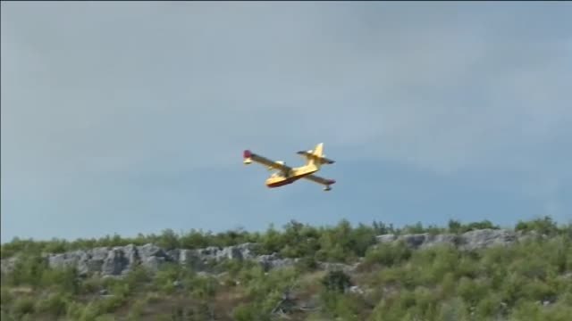 El fuego arrasa 900 hectáreas de bosque en la localidad croata de Sibenik