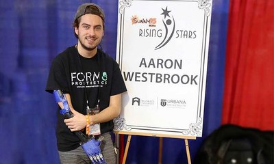 ولد من دون يدٍ يمنى... المراهق الذي أسس شركة لصناعة الأطراف الاصطناعية