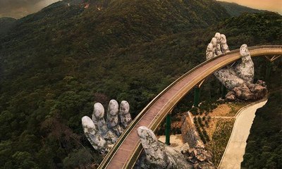 "الجسر الذهبي"... وجهة سياحية جديدة من عالم الخيال