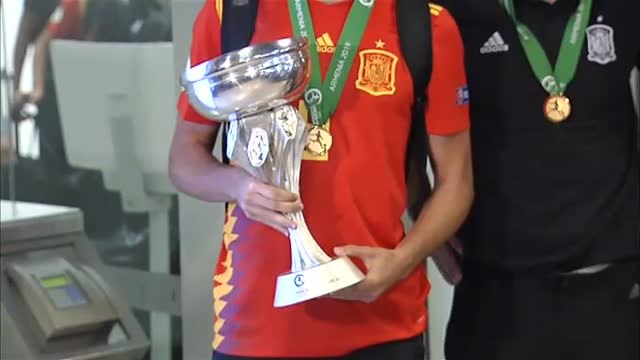 Los chicos de 'La Rojita' regresan a casa como campeones de Europa