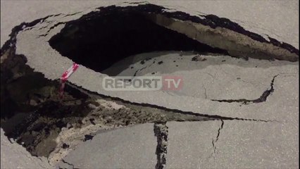 Report TV -  Skena si film horror në Berat Një gropë e madhe hapet në rrugë