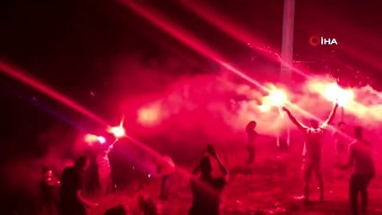 Trabzonspor bayrağının altında taraftarlardan meşale şov
