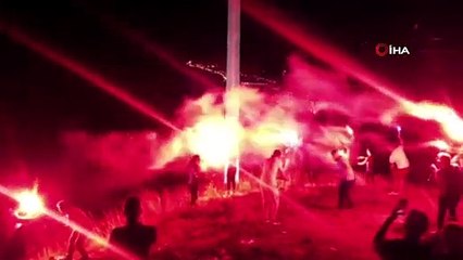 Trabzonspor bayrağının altında taraftarlardan meşale şov