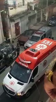 Moradores registram momento em que ajudante de pedreiro se entrega à polícia