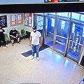 La vidéo effrayante d'un énorme qui pénètre dans un commissariat de New York avec un énorme couteau et nargue les policiers avant d'être neutralisé