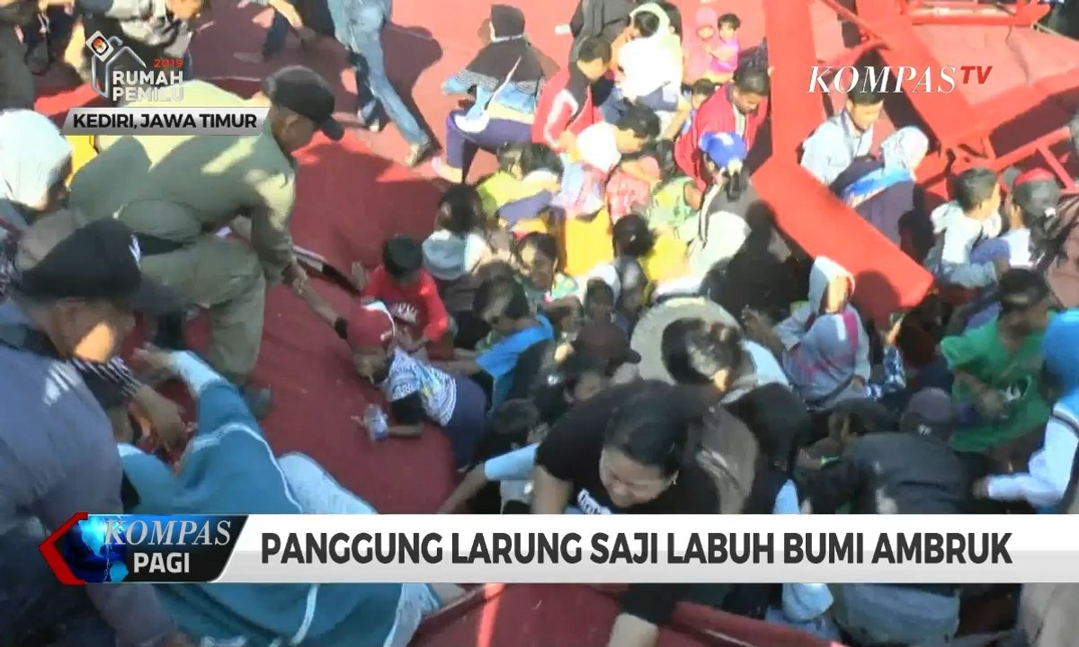 Detik-detik Panggung Larung Saji Labuh Bumi di Kediri Ambruk, Puluhan Warga Terperosok