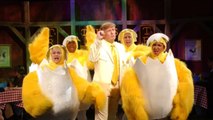 كما لم تراه من قبل.. ترامب يرقص وسط مجموعة من صيصان الدجاج