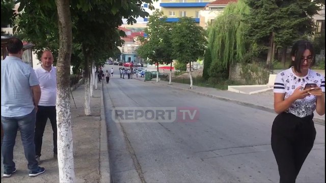 Report TV -Kreu i ri i Devollit shkon në zyrë, policia blindon godinën