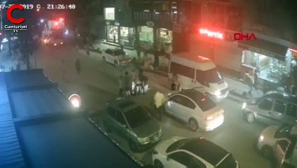 Kamyonetin arkasına takılan patenli genç böyle düştü!