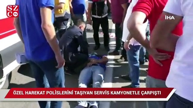 Özel harekat polislerini taşıyan servis kamyonetle çarpıştı