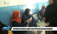 Antisipasi Dampak Kabut Asap di Riau, Petugas Bagikan Masker Pada Warga