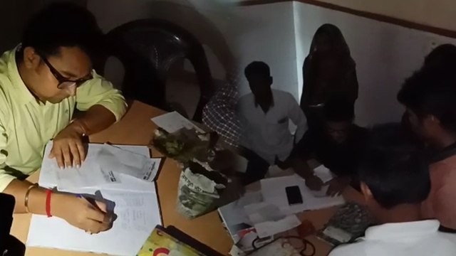 रायबरेली के अस्पताल में एक हफ्ते से टॉर्च की रोशनी में डॉक्टर कर रहे मरीजों का इलाज