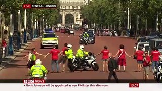 Protesters seek to block Mr Johnson's route  - BBC News