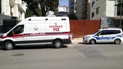 Kadıköy'de asansör boşluğuna düşen kişi kurtarıldı