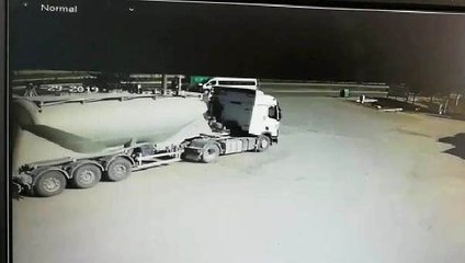 Özel harekatçıların minibüsü kamyonetle çarpıştı: 4'ü polis, 6 yaralı