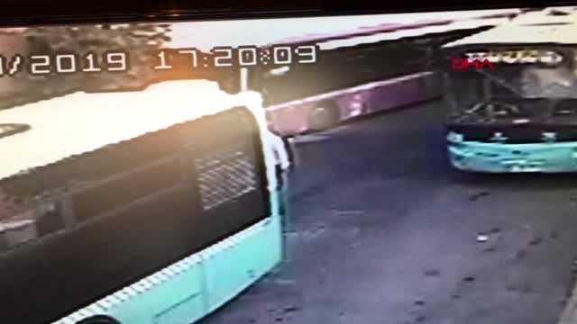 İSTANBUL-KAĞITHANE'DE YOKUŞ AŞAĞI KAYAN OTOBÜS İŞ YERİNE GİRDİĞİ ANLAR KAMERADA