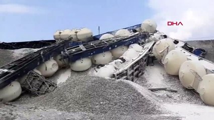 DHA DIŞ - Çekya'da kireç taşıyan yük treni devrildi
