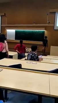 Une vache se promène dans une salle de classe en plein cours