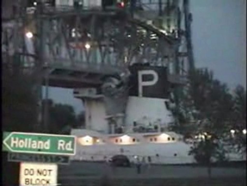 bateau contre pont