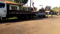 Carro atinge caminhão no Bairro Santos Dumont, em Cascavel