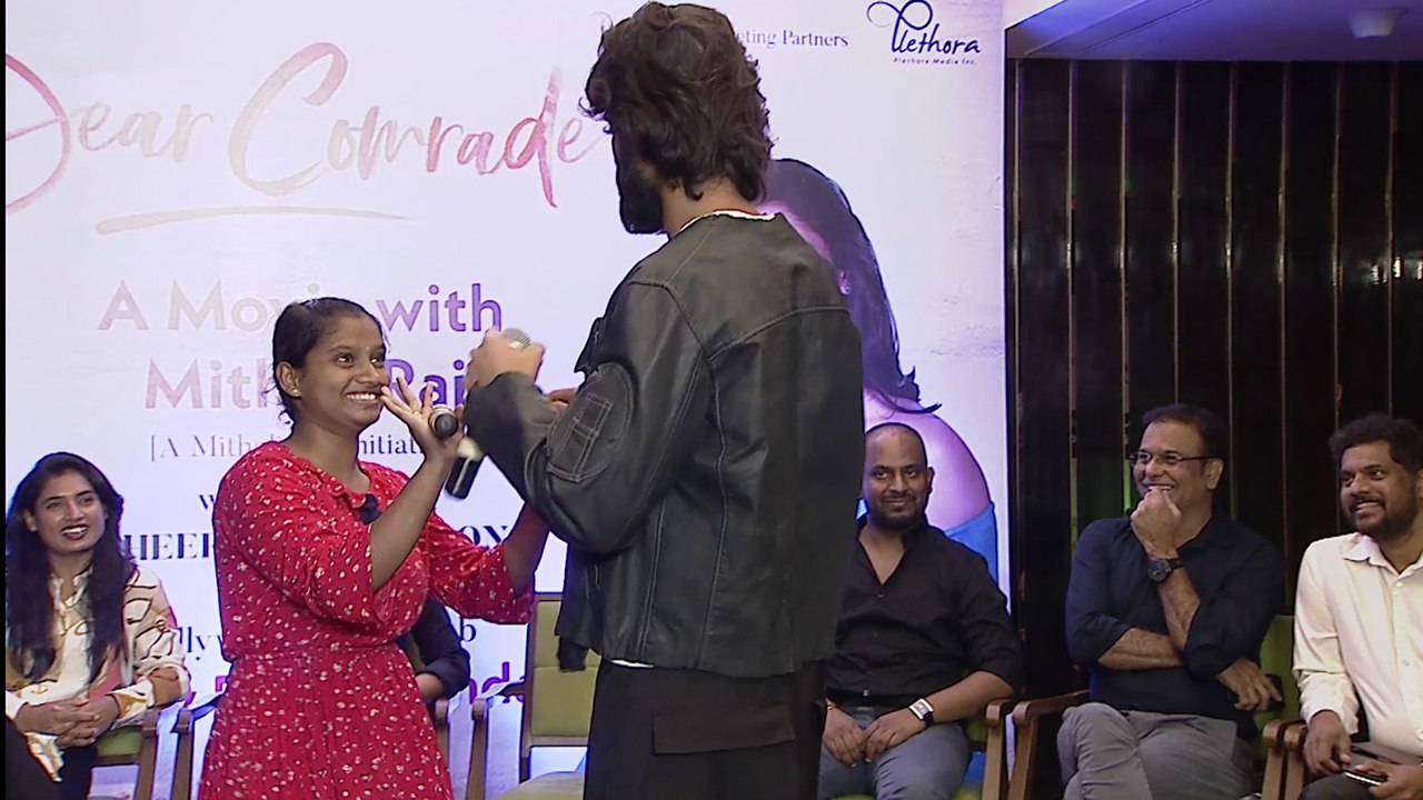 Vijay Devarakonda Hilarious Skit With His Fan | Cricketer Mithali Raj About Dear Comrade | Filmibeat