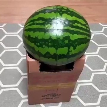 Une pastèque pas comme les autres ! Regardez le beau cadeau qui s'y cache !