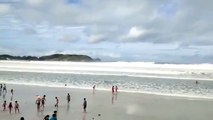 Un mini-tsunami provoque un début de panique sur une plage brésilienne