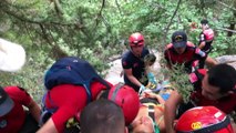 Kabak Koyu'nda kayalıklardan düşen kişiyi JAK ekipleri kurtardı