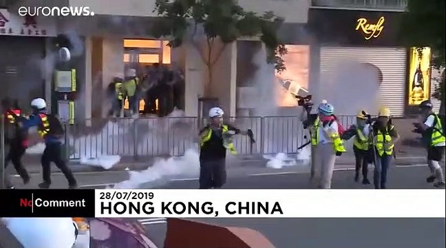 Violentos choques entre manifestantes y policías en Hong Kong