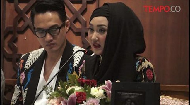 Dian-Pelangi-Tampilkan-Tenun-Bima-di-New-York-Fashion-Week.flv