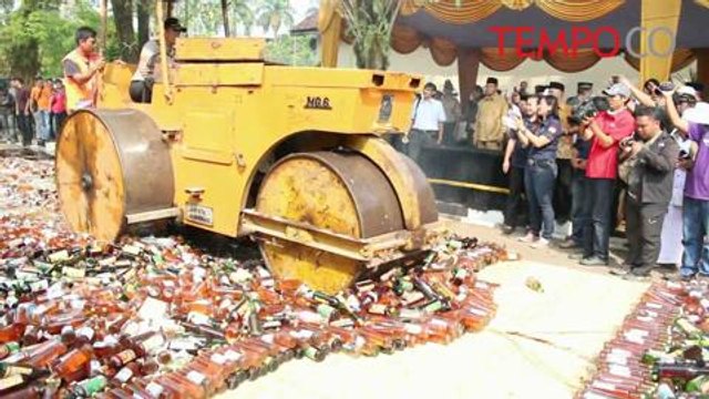 Jelang-Ramadan-Polisi-Bogor-Musnahkan-12-Ribu-Botol-Miras.flv