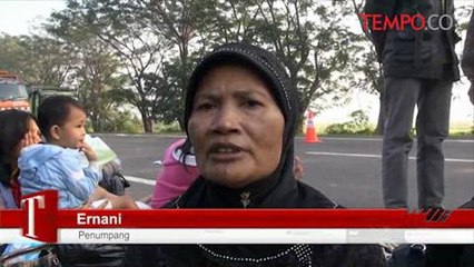 Скачать видео: Senggol Mobil, Bus Lintas Sumatera Terguling di Tol