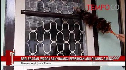 Berlebaran, Warga Banyuwangi Bersihkan Abu Gunung Raung