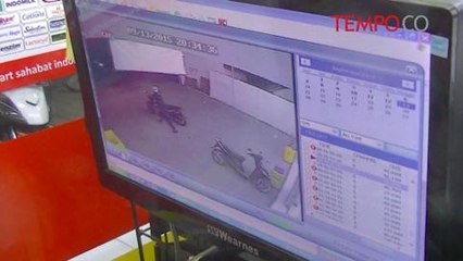 Terekam CCTV, Pria Ini Embat Motor di Parkiran Minimarket