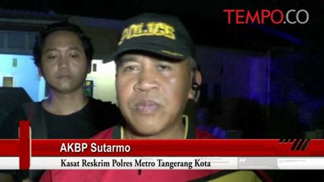 Polisi Angkut Barang Bukti dari Rumah Pelaku Bom Alam Sutera