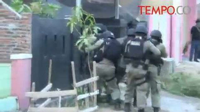 Polisi Menggerebek Rumah Terduga Pelaku Bom Alam Sutera
