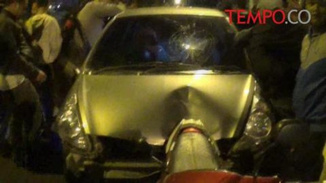 Mobil Honda Jazz Tabrak Dua Motor, Satu Orang Tewas