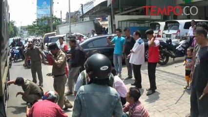 Warga Ngakak, Aksi Orang Gila Ini Bikin Frustrasi Satpol PP